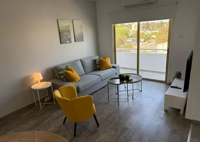 Luxurious Penthouse In Center 300m From The Larnaca